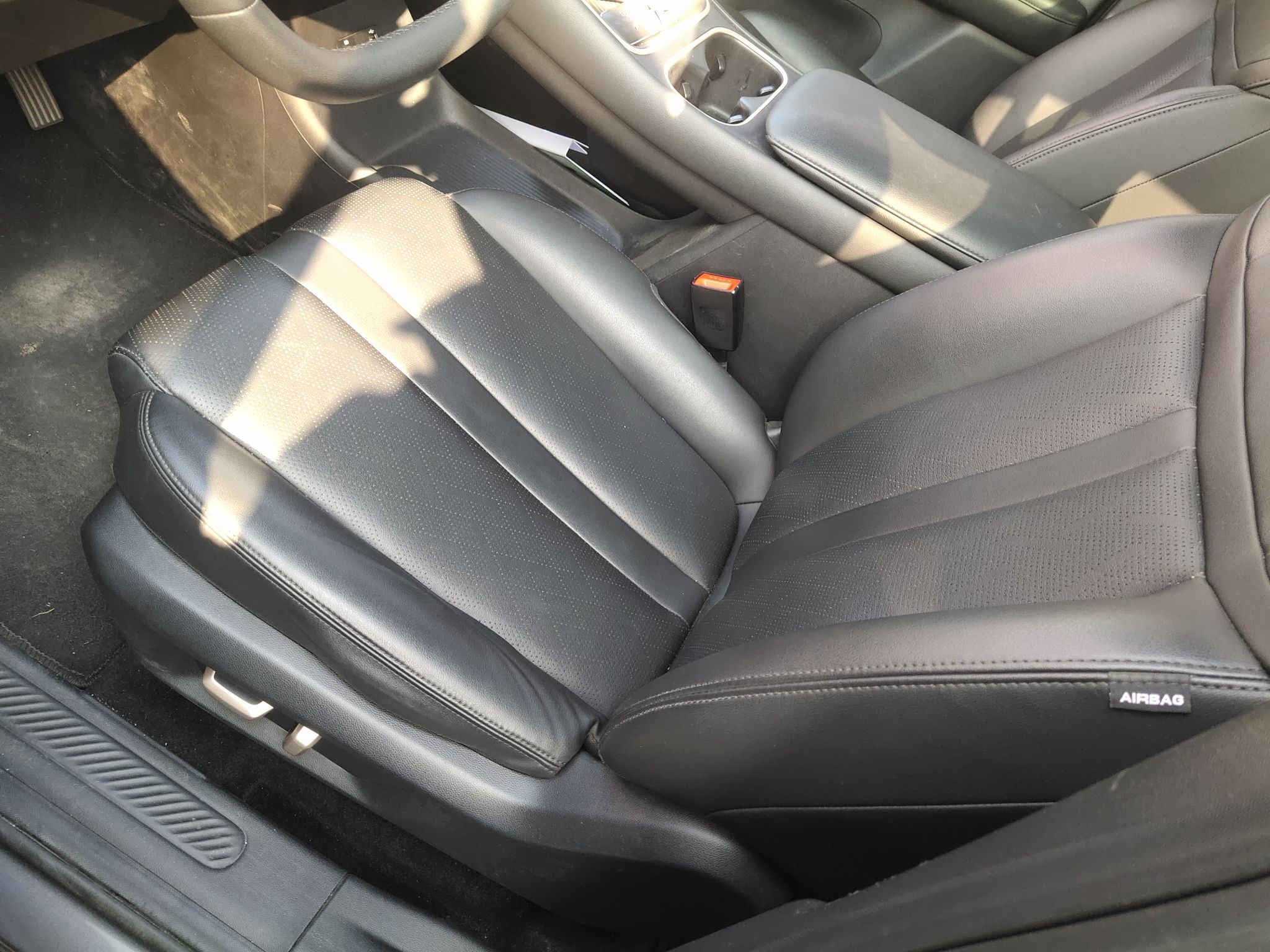 Переднее сиденье в автомобиле