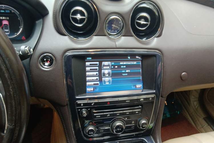 Used Jaguar XJ 2011 XJL 3.0 Panoramic Business Edition Audio And AC Panel