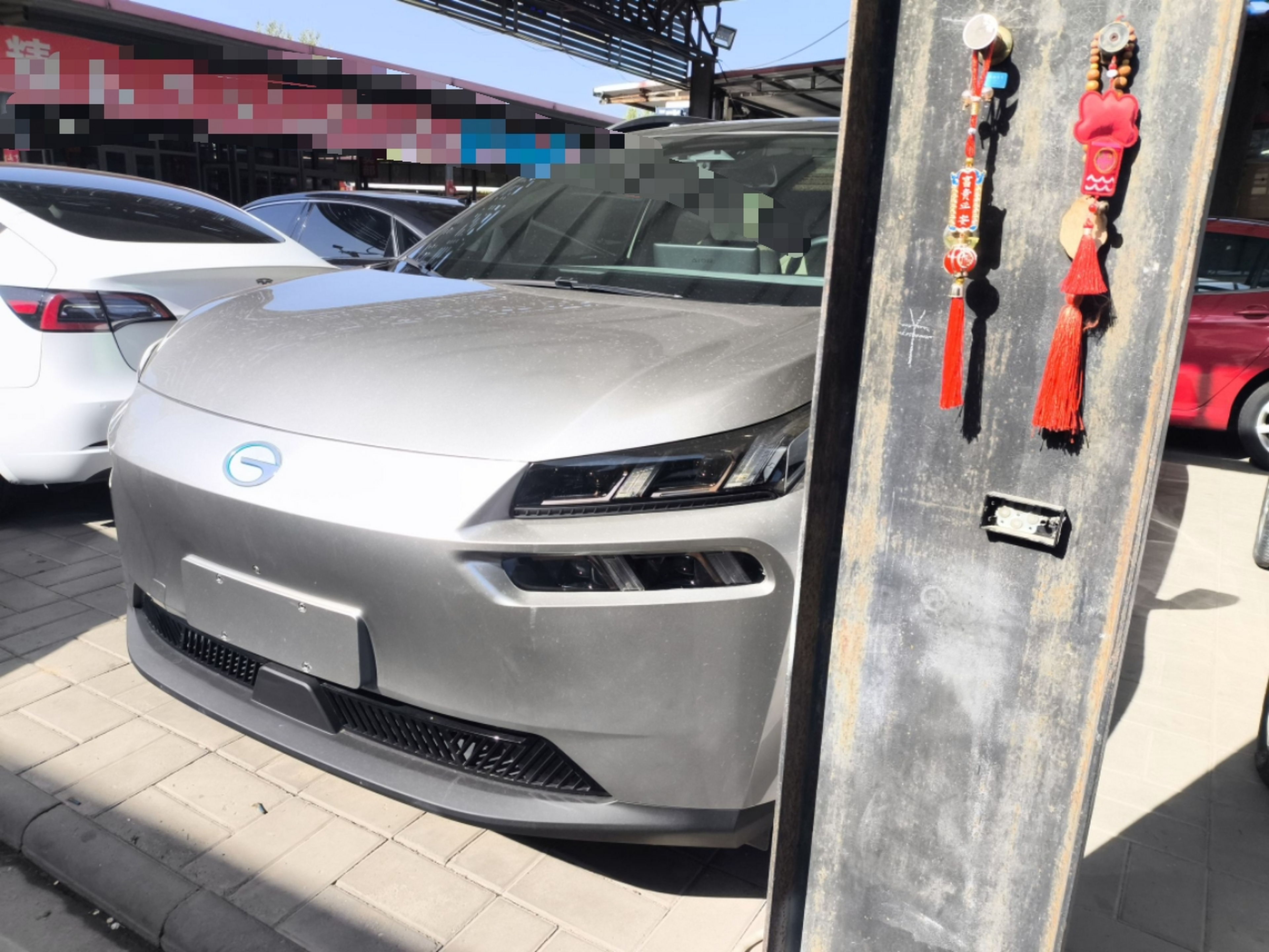 تحت مقدمة السيارة