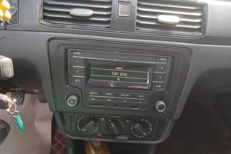 Used Volkswagen Santana 2018 1.5L Manual Fashion Edition Audio And AC Panel