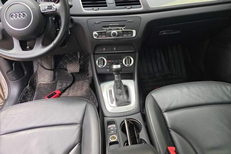 Used Audi Q3 2015 30 TFSI Comfort Model Gear Lever