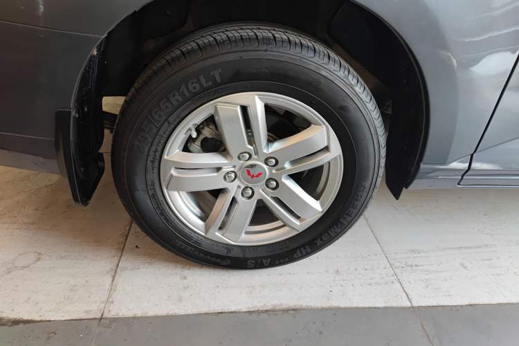Used Wuling Zhengcheng 2021 1.5T Manual Luxury Commercial Vehicle Right Rear Wheel Hub