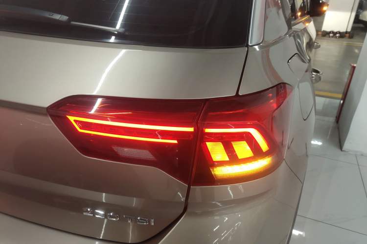 Used Volkswagen T-ROC 2020 230TSI DSG Two-Wheel Drive Advanced Version Exterior 3