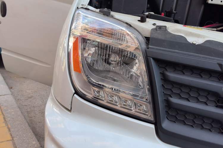 Used SAIC MAXUS Xintu V80 2023 2.0T AMT Classic Aoyuntong Power Version Long Wheelbase Mid-Roof Design 6/7/8/9-Seater
