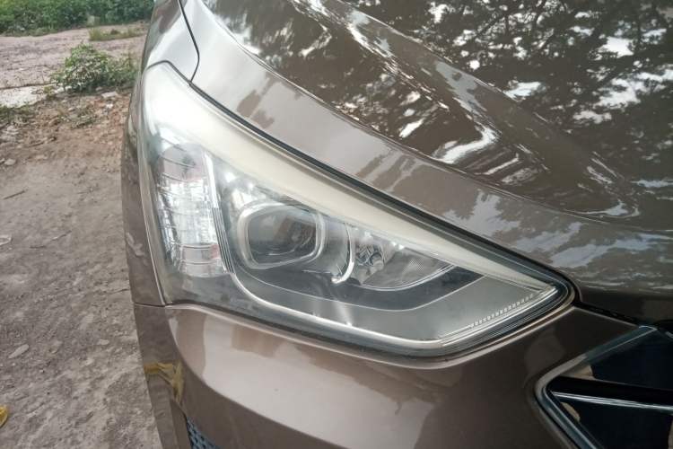 Used Hyundai Santa Fe 2015 2.4L Automatic Two-Wheel Drive Comfort Edition 5 Seats Right Front Headlight