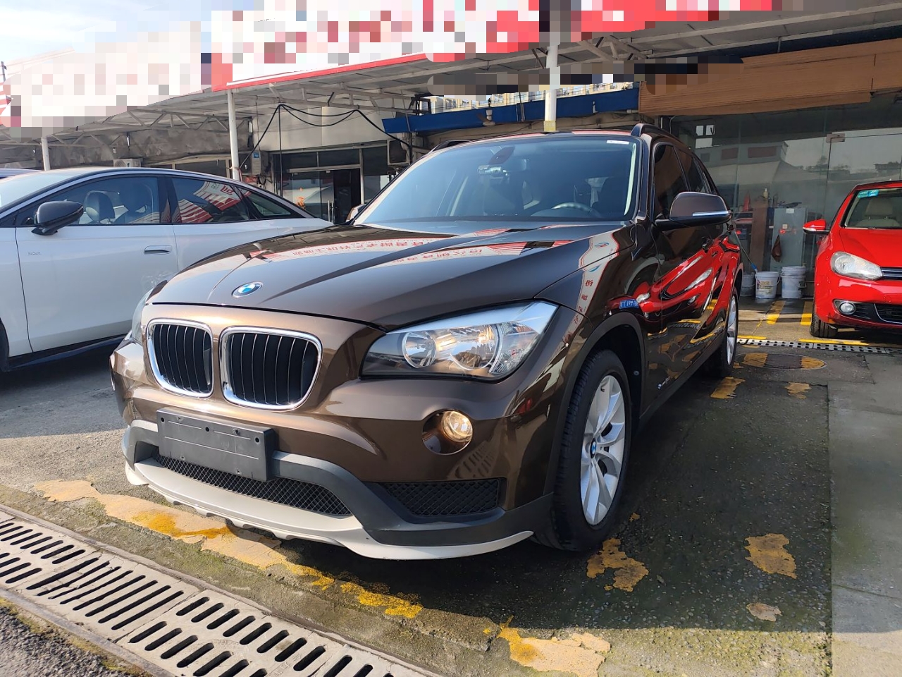 Под передней частью автомобиля