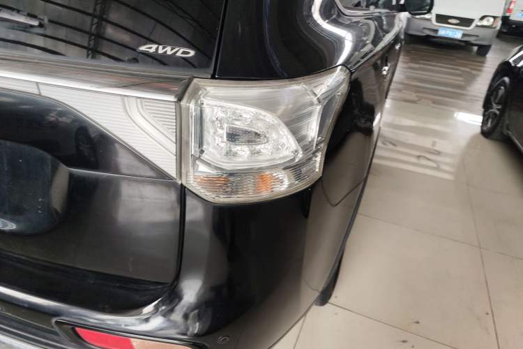 Used Mitsubishi Outlander 2014 2.4L 4x4 Deluxe Value Edition 5 Seats Right Rear Taillight
