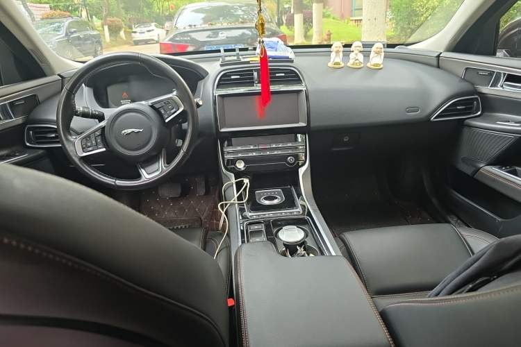 Used Jaguar XEL 2019 2.0T 200 PS Deluxe Edition Center Console