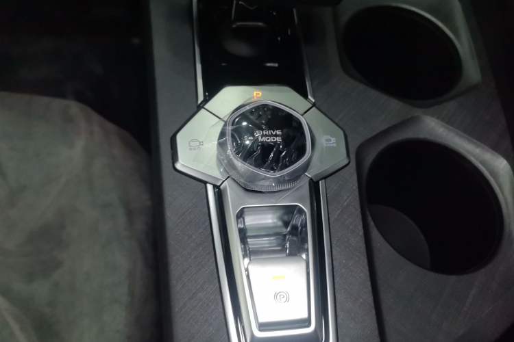 Used Changan UNI-V iDD 2024 Blue Whale Smart Electric iDD 136km ZhiKu Model
