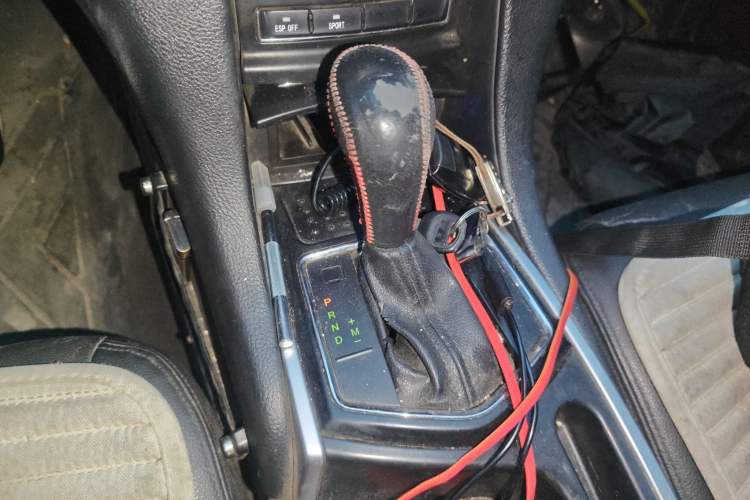 Used JMC Yusheng S350 2013 2.4T Automatic 2WD Diesel Luxury 7-Seater Gear Lever