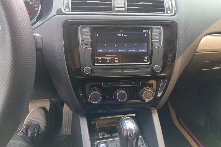 Used Volkswagen Sagitar 2018 280TSI DSG Ignite Edition Audio And AC Panel