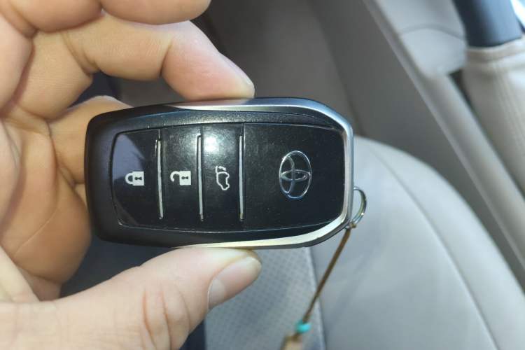 Used Toyota Land Cruiser 2012 4.6L Automatic VX-R Vehicle Key