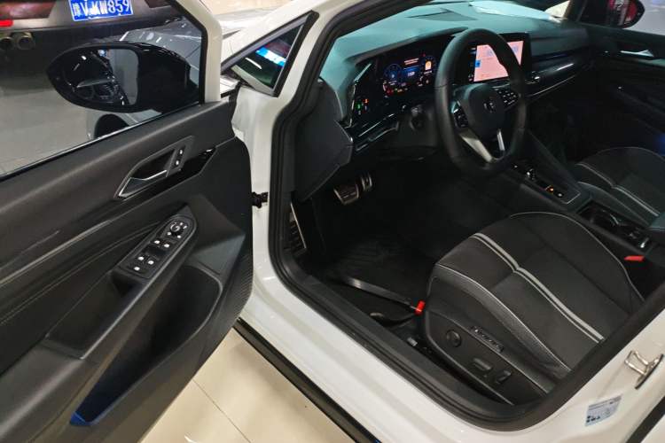 Used Volkswagen Golf 2023 Facelift 280TSI DSG R-Line Driver Seat