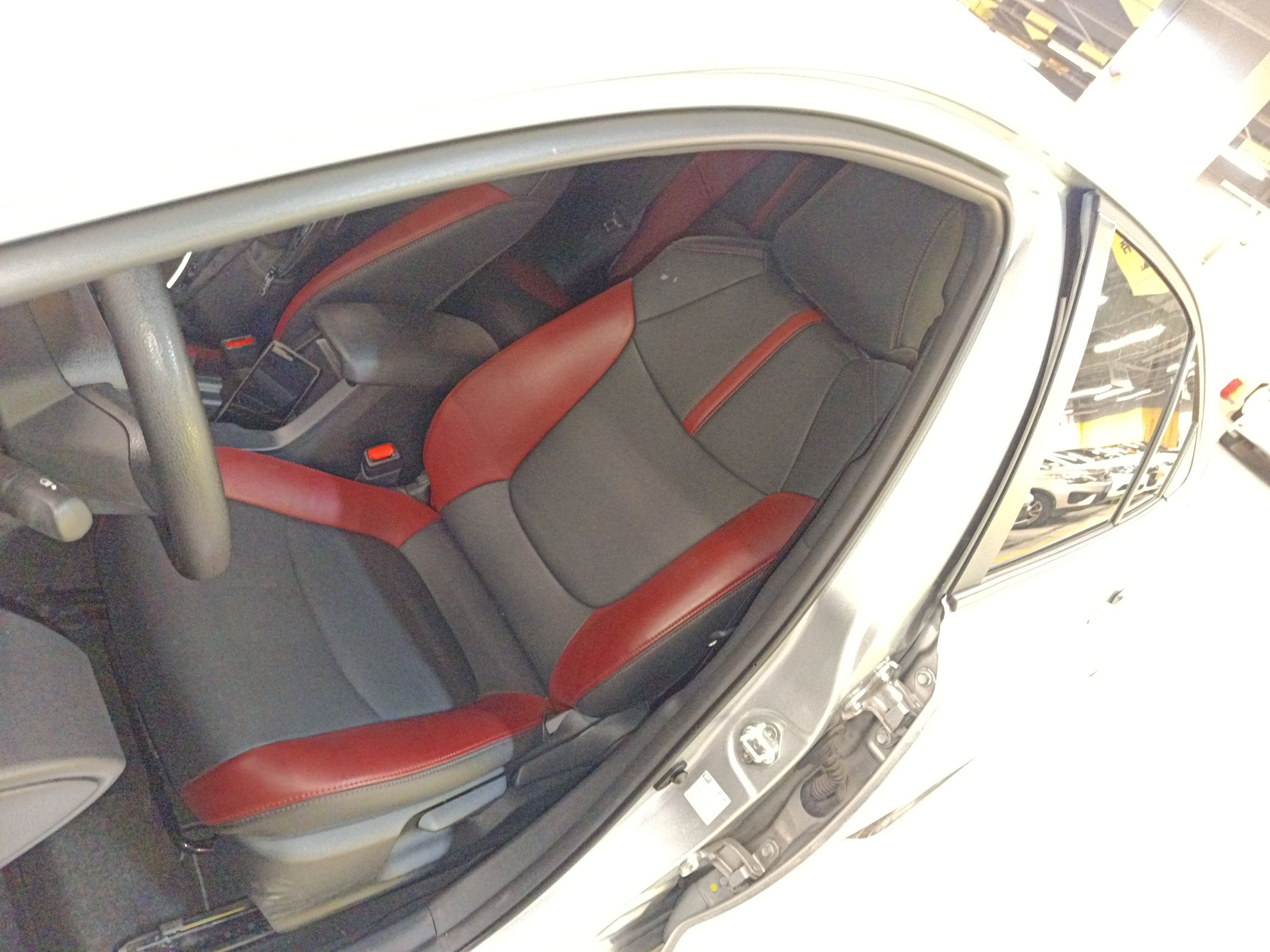 المقاعد الأمامية داخل السيارة