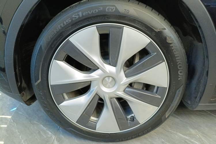 Used Tesla Model Y 2022 Long-Range All-Wheel-Drive Version
