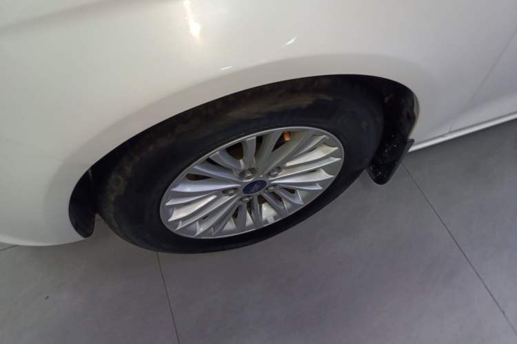 Used Ford Escort 2015 1.5L Manual Comfort Model Left Front Wheel Hub