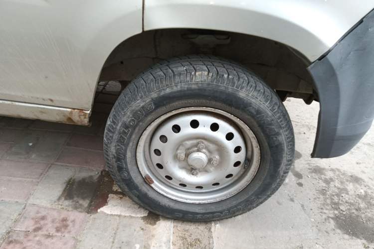 Used Wuling Zhiguang 2013 1.0L Practical Version Right Front Wheel Hub