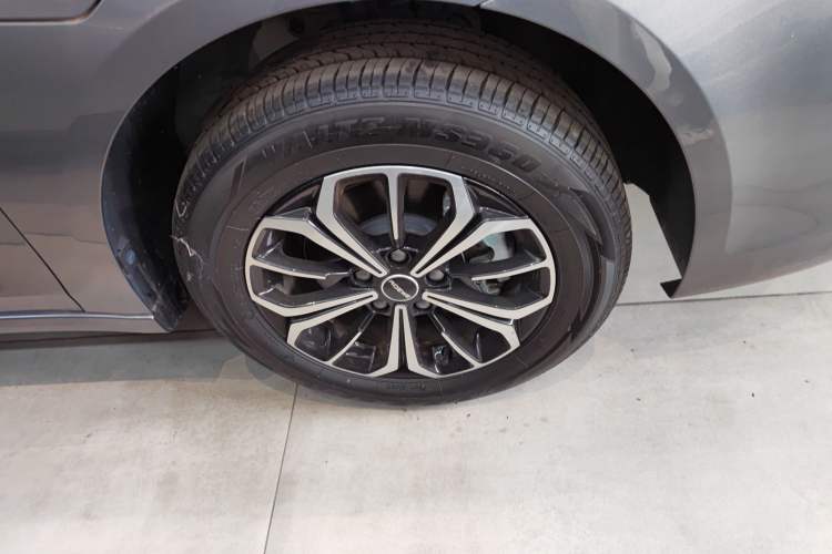 Used Roewe i6 MAX New Energy 2023 EV 500 Grand Touring Edition for Key Clients Right Front Wheel Hub