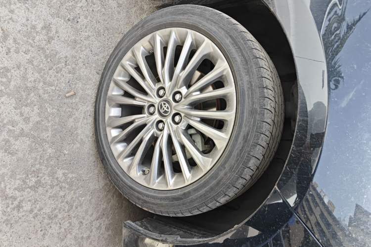 Used Toyota Avalon 2019 Dual-Engine 2.5L XLE Prestige Version China VI Standard
