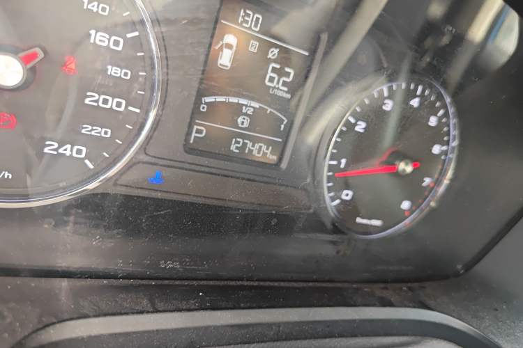 Used Roewe RX5 2016 20T Two-Wheel Drive Automatic Flagship Edition Odometer Close Up