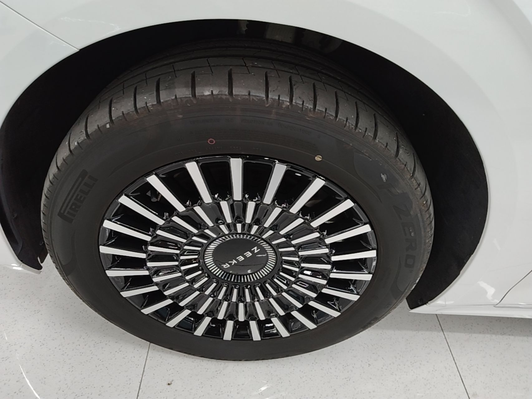 Zeekr 009 2024 7-Seater Walk-Through Version Four-Wheel Drive 108 kWh — снимка 10