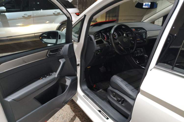 Used Volkswagen Touran 2018 Volkswagen Touran L 280TSI DSG Luxury Edition 7 Seats