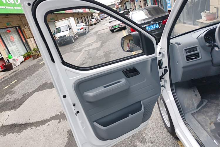 Used Wuling Yangguang 2024 300KM Comfort Version Passenger Van 75kW