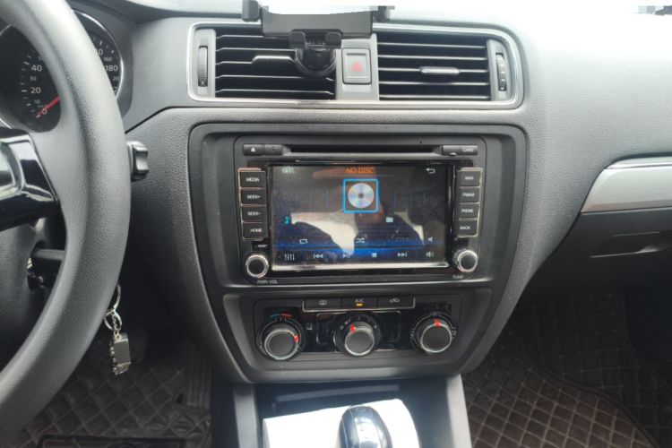 Used Volkswagen Sagitar 2015 1.6L Automatic Fashion Model Audio And AC Panel