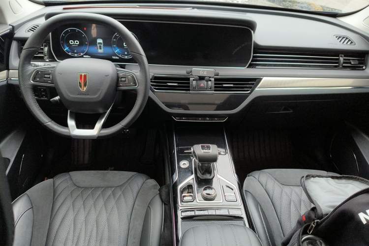 Used Hongqi HS5 2022 Facelifted Version 2.0T Smart Connect Flagship All-Wheel-Drive Edition Center Console