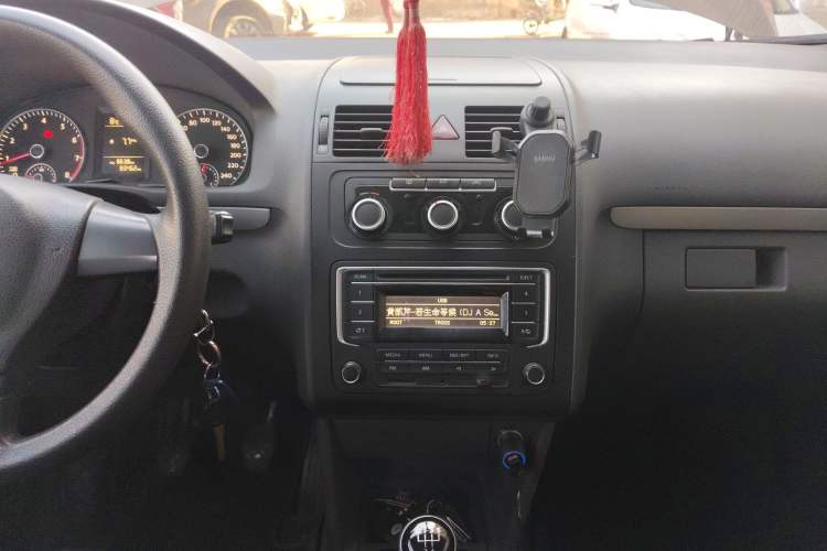 Used Volkswagen Touran 2015 1.4T Manual Fashion Edition 5-Seater Audio And AC Panel