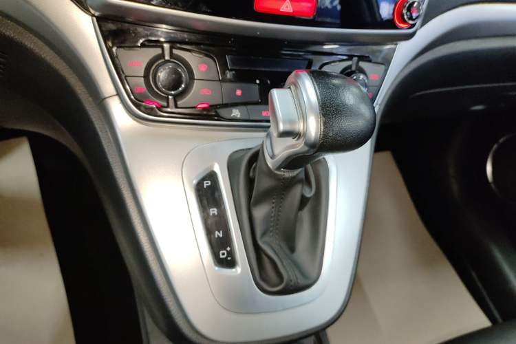 Used Haval M6 2019 1.5T DCT Two-Wheel Drive Value Edition China VI Standard Gear Lever