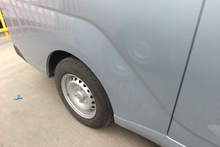 Used Wuling Yangguang 2024 300KM Comfort Version Passenger Van 75kW Exterior 5