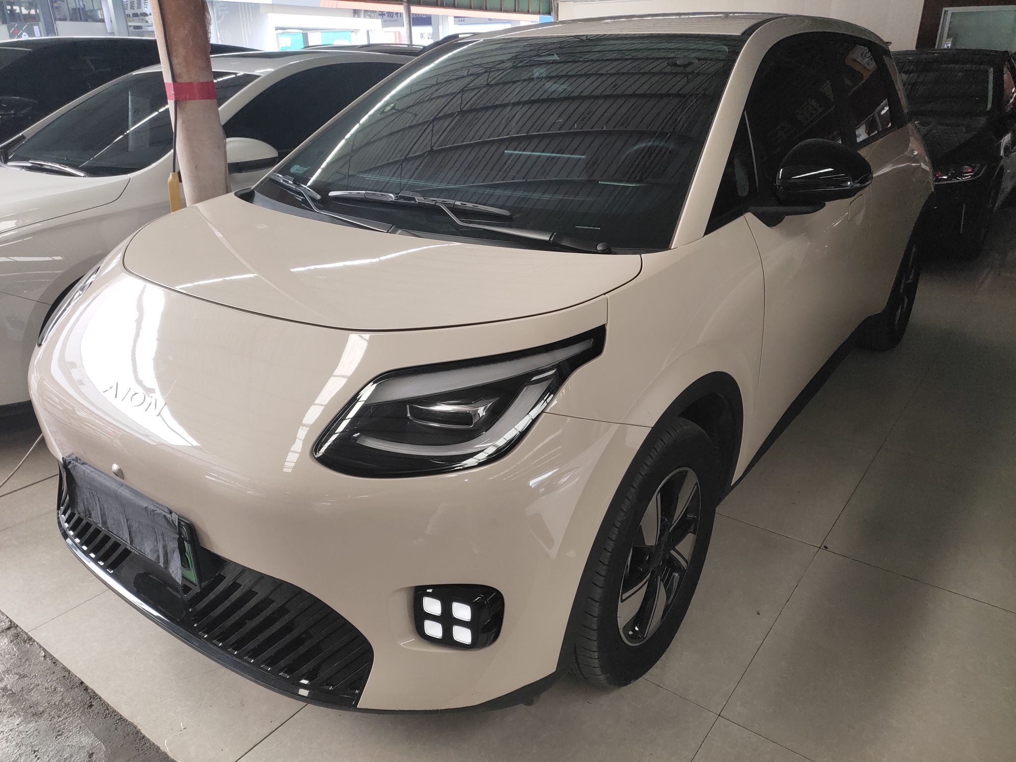 تحت مقدمة السيارة