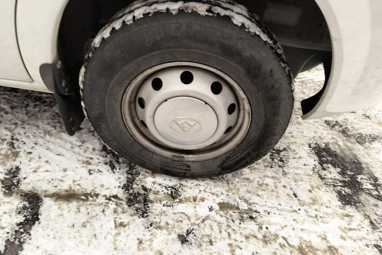 Used SAIC MAXUS Xintu V80 2016 2.5T Manual Aoyuntong National IV Short Wheelbase Mid-Roof 6-Seater