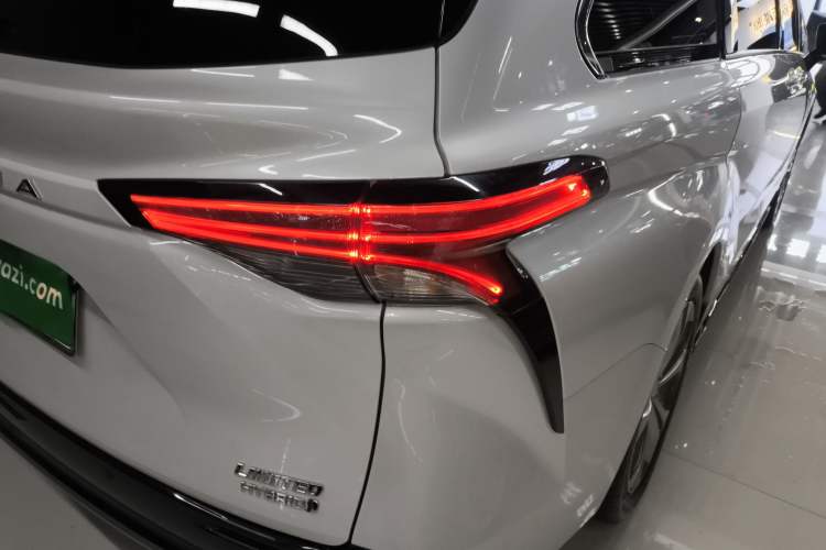 Used Toyota Sienna 2023 2.5L Hybrid Deluxe Edition
