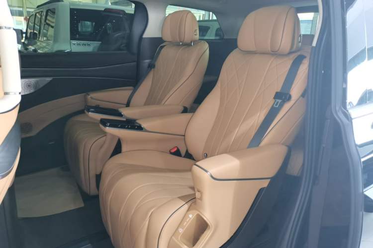 Used Denza D9 2024 DM-i 970 Luxury Model