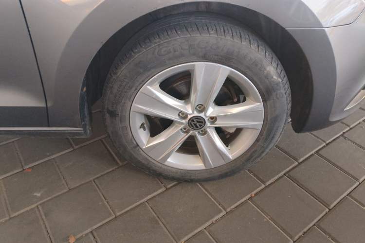 Used Volkswagen Jetta 2013 1.6L Automatic Luxury Model Right Front Wheel Hub