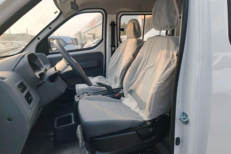 Used Wuling Yangguang 2024 300KM Comfort Version Passenger Van 75kW