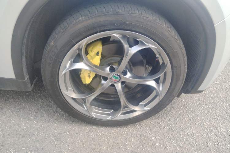 Used Alfa Romeo Stelvio 2017 2.0T 200HP Luxury Edition Right Front Wheel Hub