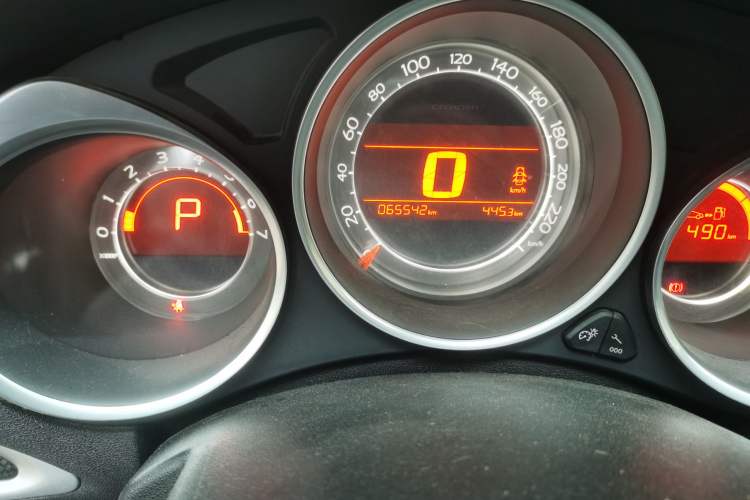 Used Citroen C4L 2014 1.8L Intelligent Drive Automatic Dynamic Model Odometer Close Up