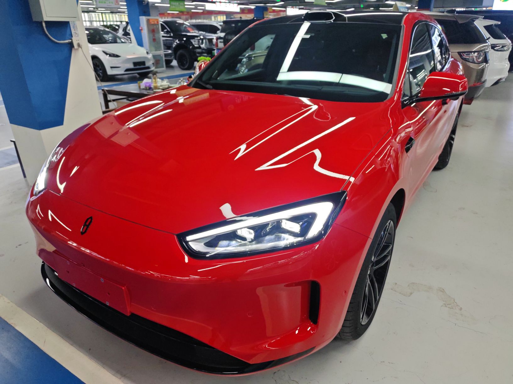 تحت مقدمة السيارة