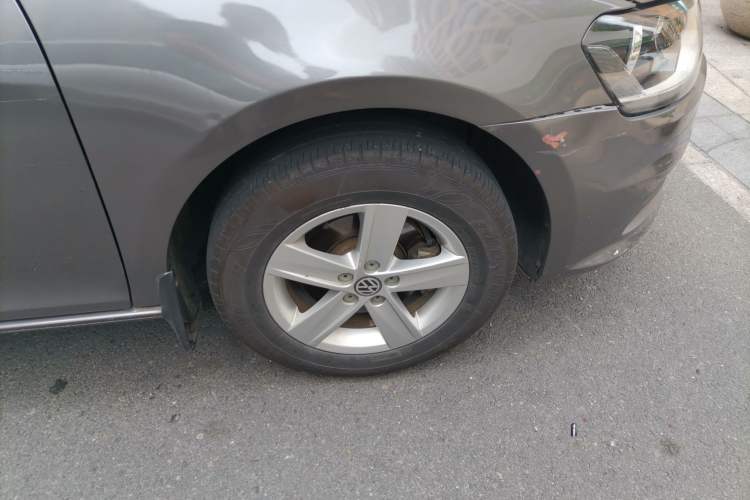 Used Volkswagen Bora 2014 1.6L Automatic Fashion Model Right Front Wheel Hub