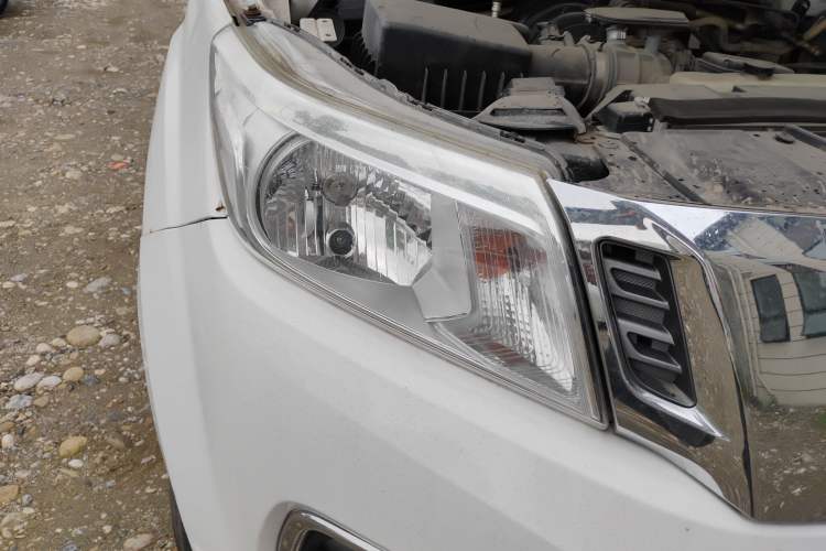 Used Nissan Navara 2017 2.5L Manual 4x4 Luxury Edition QR25 Right Front Headlight