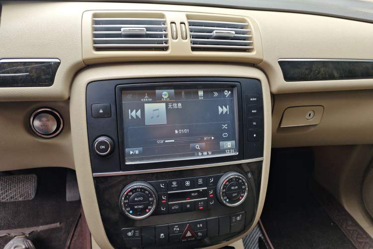 Used Mercedes-Benz R-Class 2014 R 400 4MATIC Luxury Model Audio And AC Panel