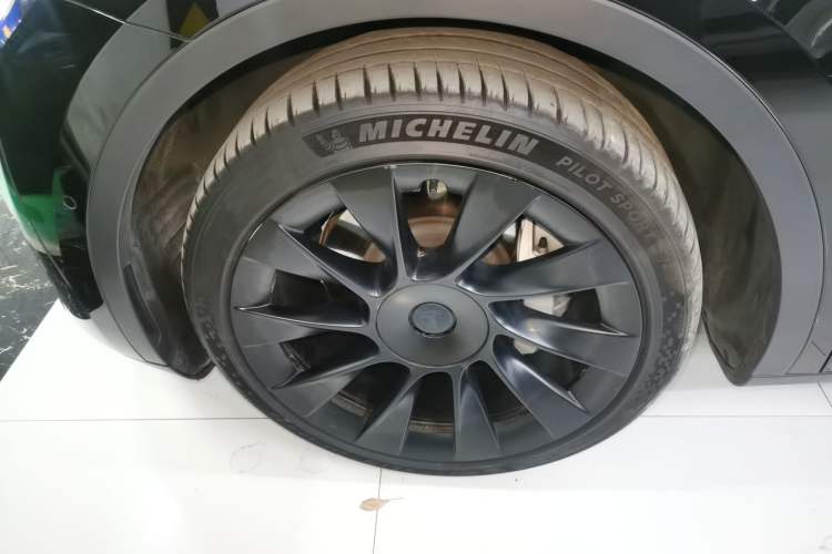 Used Tesla Model Y 2022 Long-Range All-Wheel-Drive Version Left Front Wheel Hub