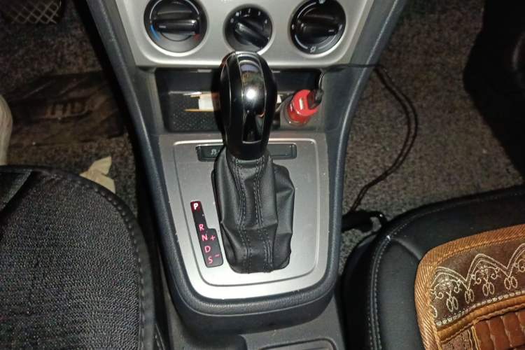 Used Volkswagen Gran Lavida 2013 1.6L Automatic Fashion Model Gear Lever