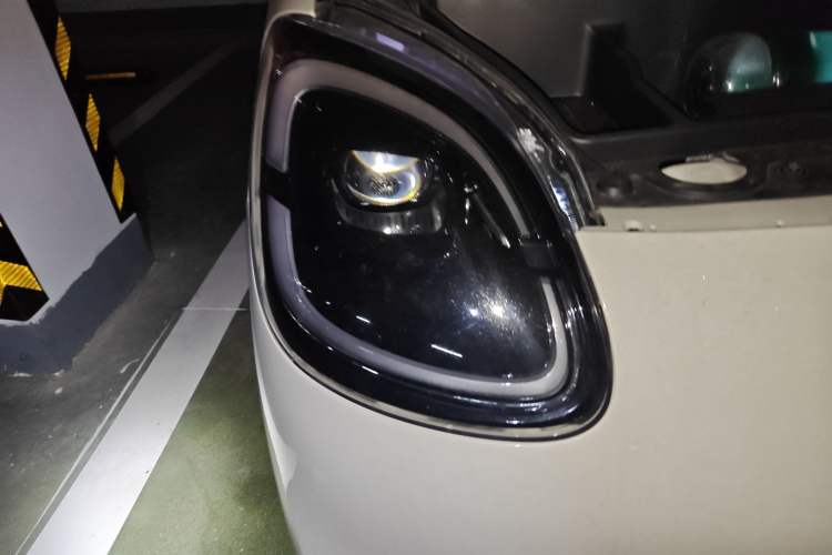 Used Wuling Hongguang MINIEV 2025 Four-Door Version Advanced Edition Right Front Headlight