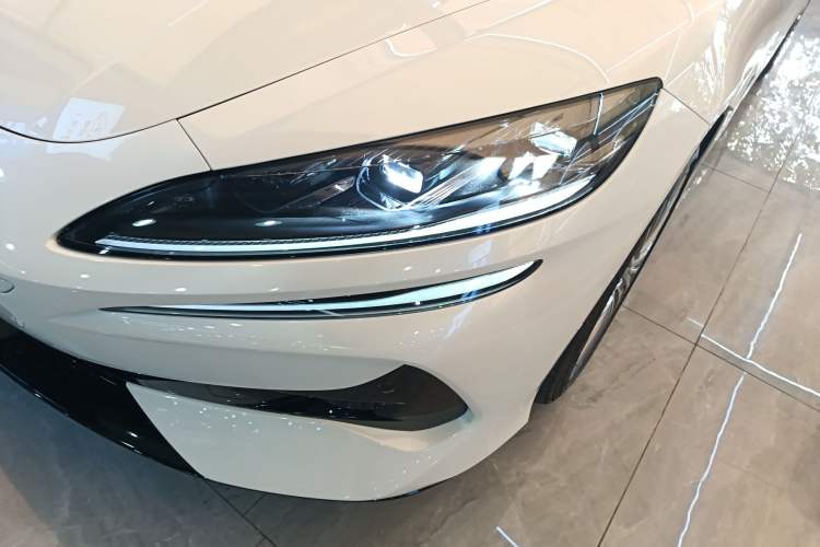 Used Denza Z9 2024 1100 km All-Wheel-Drive Ultra Version
