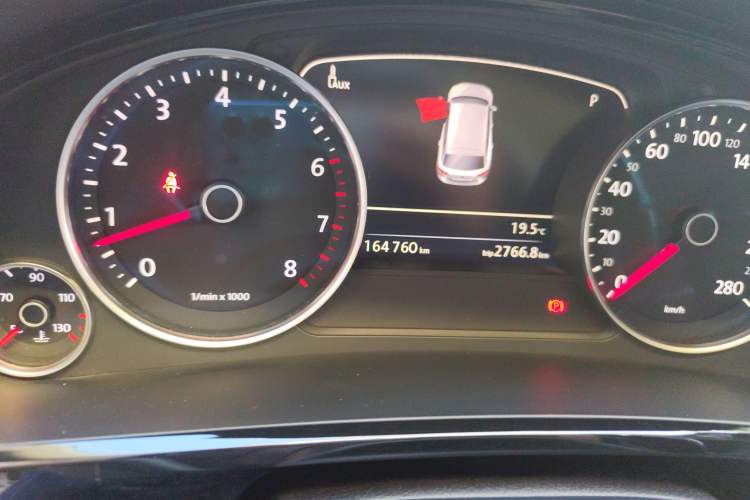 Used Volkswagen Touareg 2017 3.0 TSI Touareg Model Odometer Close Up