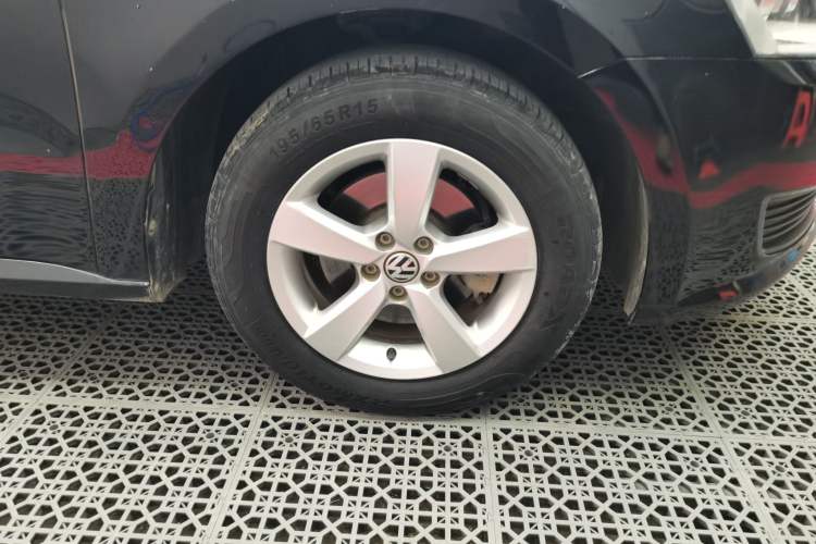 Used Volkswagen Lavida 2015 1.6L Automatic Fashion Edition Right Front Wheel Hub